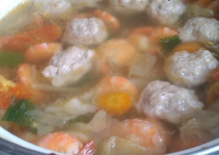 bahan dan cara membuat Sayur sop udang + bakso