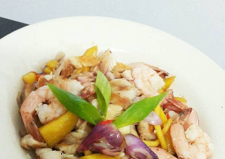 bahan dan cara membuat Thai Chicken & Prawn Salad