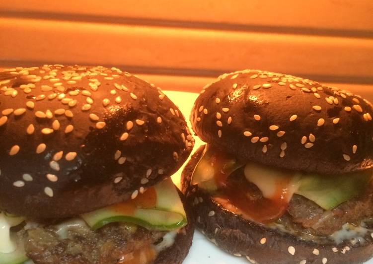 resep lengkap untuk Black Beef Burger