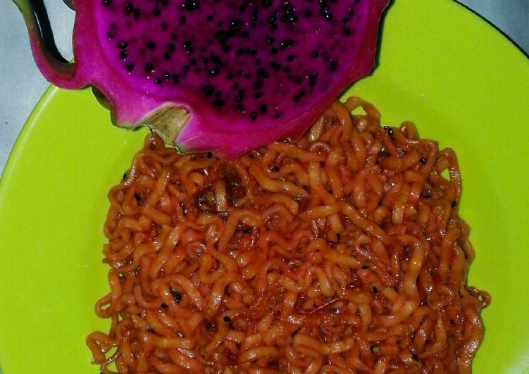 resep lengkap untuk Mi goreng Buname(buah naga merah)