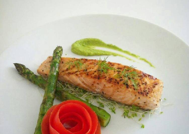 resep masakan Salmon Dan Asparagus Panggang Dengan Saos Kacang Polong