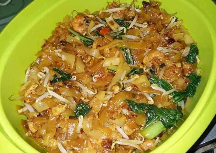 bahan dan cara membuat Kwetiau goreng pedas enak