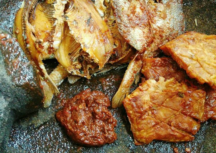 gambar untuk resep makanan Ikan Asin Tempe Penyet Sambal Terasi Mentah