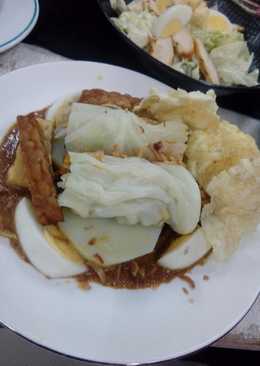 Gado-Gado / vegetables with nut sauce