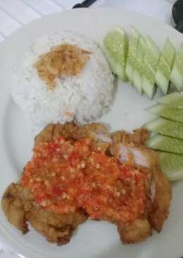 Ayam geprek sambal setan