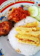 Nasi uduk ricecooker dan ayam goreng terasi