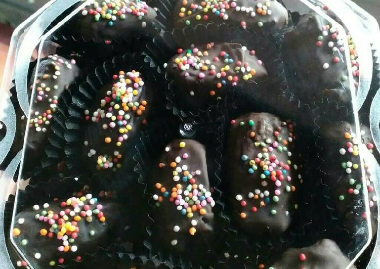 resep makanan Coklat Kurma isi (cokusi) coklat/keju/mede