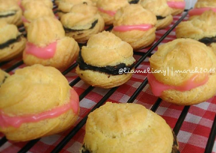 gambar untuk resep Cream Puff a.k.a Kue Soes...vla cokelat & strawberry