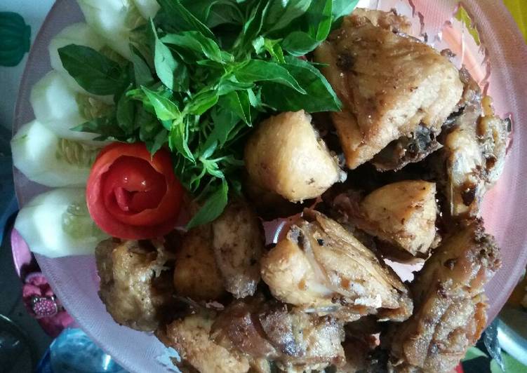 bahan dan cara membuat Ayam goreng bumbu ungkep