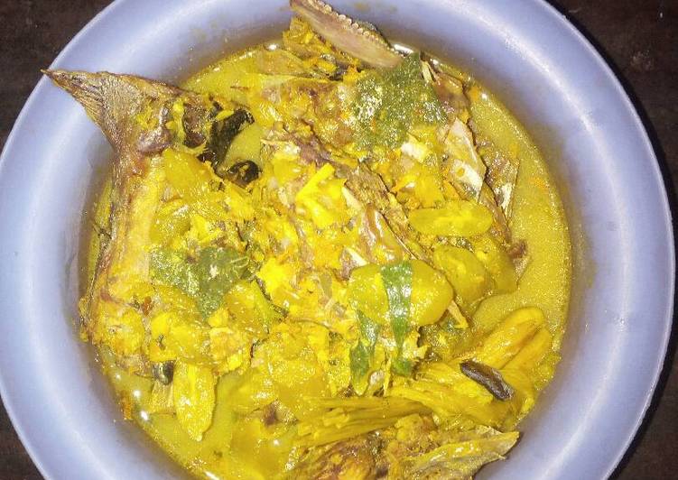 Ikan tenggiri kuah asam daun kunuk