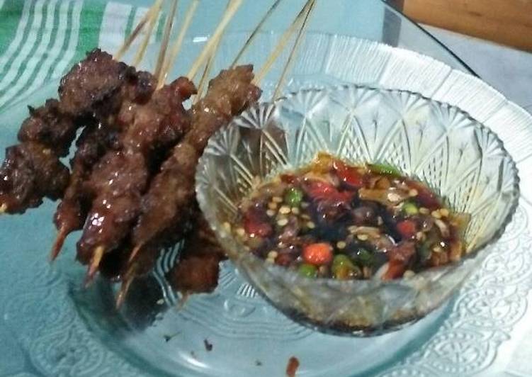 bahan dan cara membuat Sate sapi saus kecap pedas