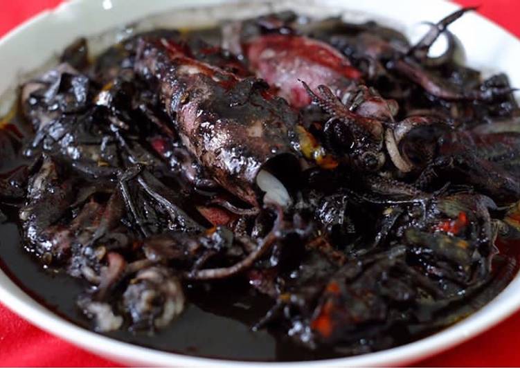 resep lengkap untuk Cumi hitam khas surabaya