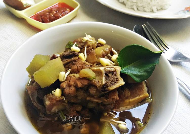 resep Rawon Iga Sapi Dengan Labu Siam