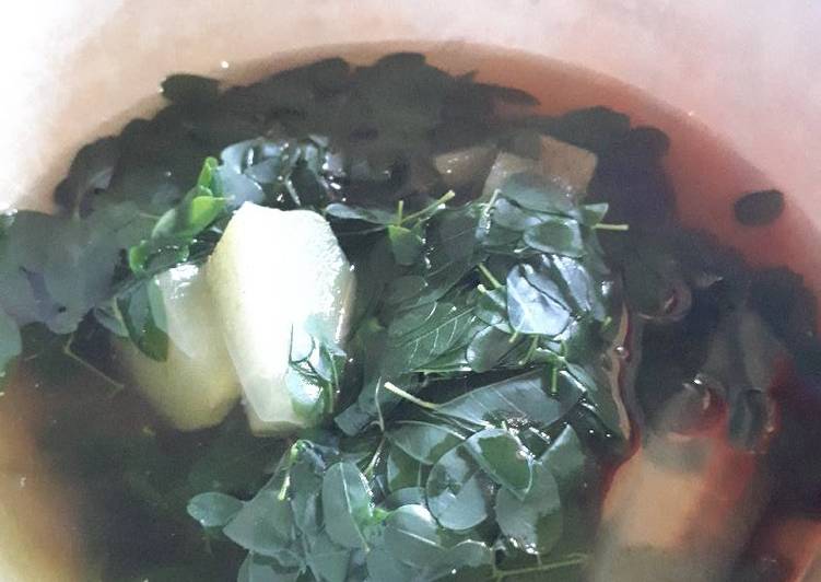 resep Sayur bening Daun kelor labu siam