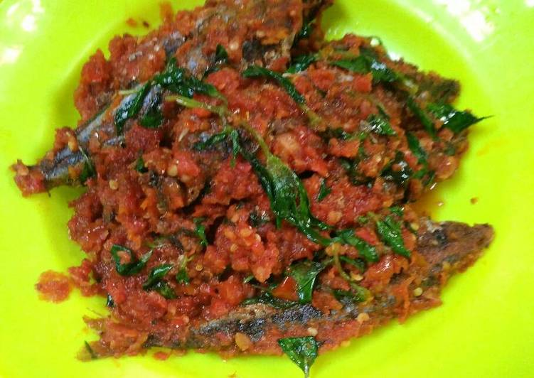 resep lengkap untuk Ikan Sambal Kemangi