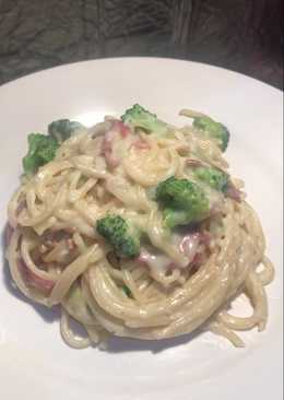 Creamy spaghetti with smoked beef and brocoli