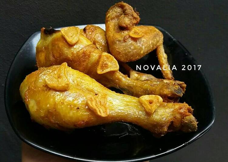 Resep Ayam Goreng Bawang Putih (ungkep ayam minimalis) Dari Novalia Rika