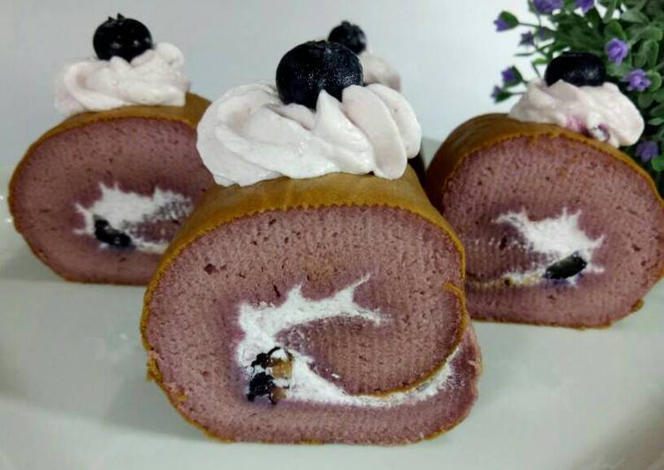 bahan dan cara membuat Blueberry Roll Cake with blueberry buttercream