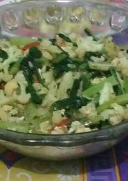 Tumis brokoli ama sawi hijau