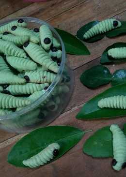 Kuker (kue kering) ulat daun