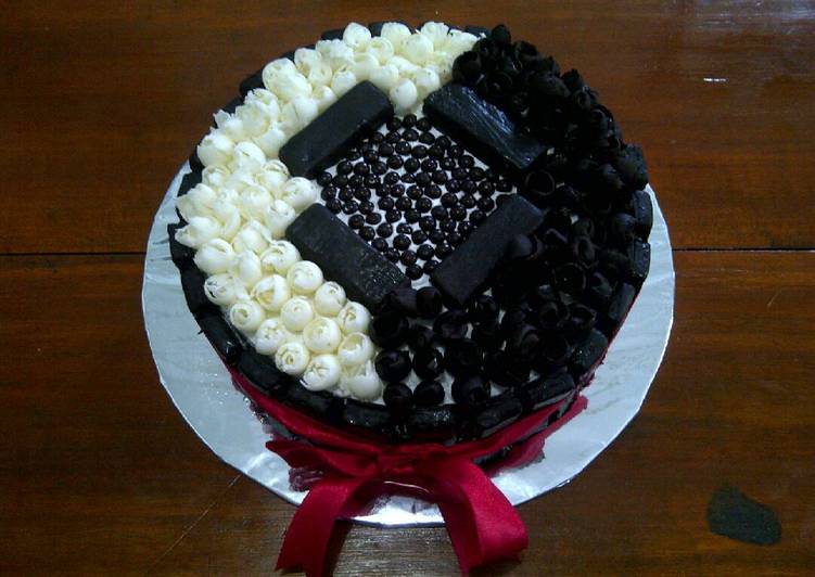 gambar untuk resep Double chocolate cake with strawberry jam ULANG TAHUN