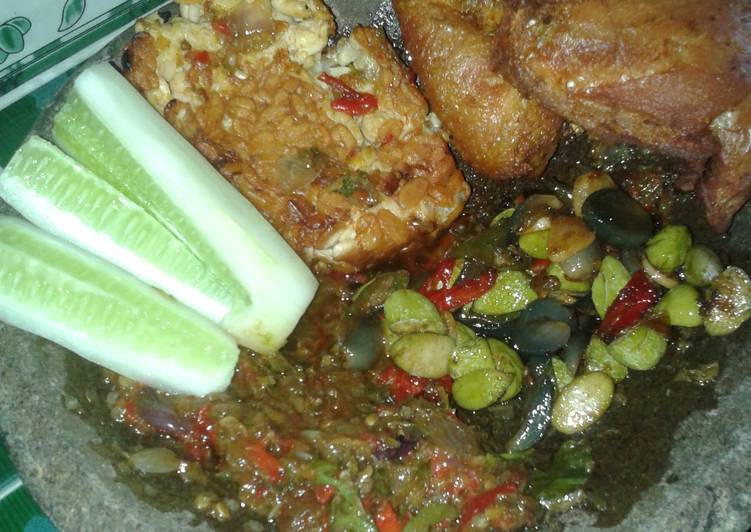 ayam: gambar ayam goreng lalapan