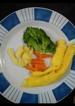 Boiled Brocolli Potato and Carrot with Roll Egg