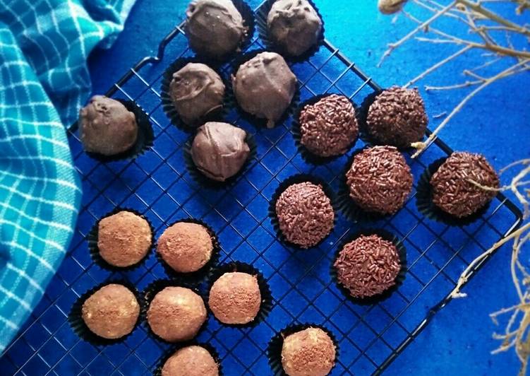 resep lengkap untuk TRIPLE CHOCO BALLS / Bola-bola Biskuit Coklat (#pr_olahancoklat)