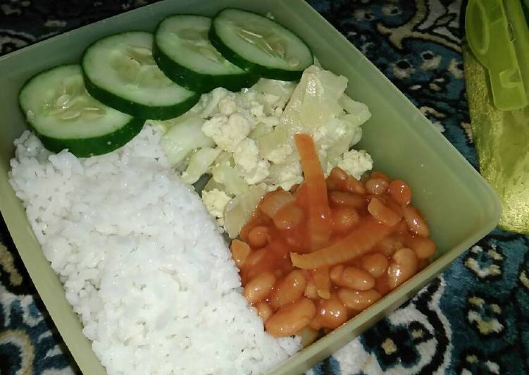 gambar untuk cara membuat Bekal anak kos ?? egg cabbage stir fry&tumis kacang tomat pedas