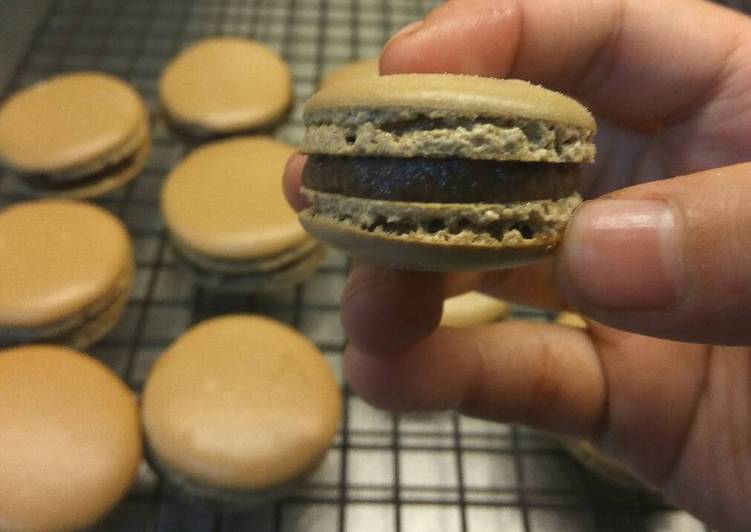 bahan dan cara membuat Mocha Macaroons with Chocolate ganache fillings