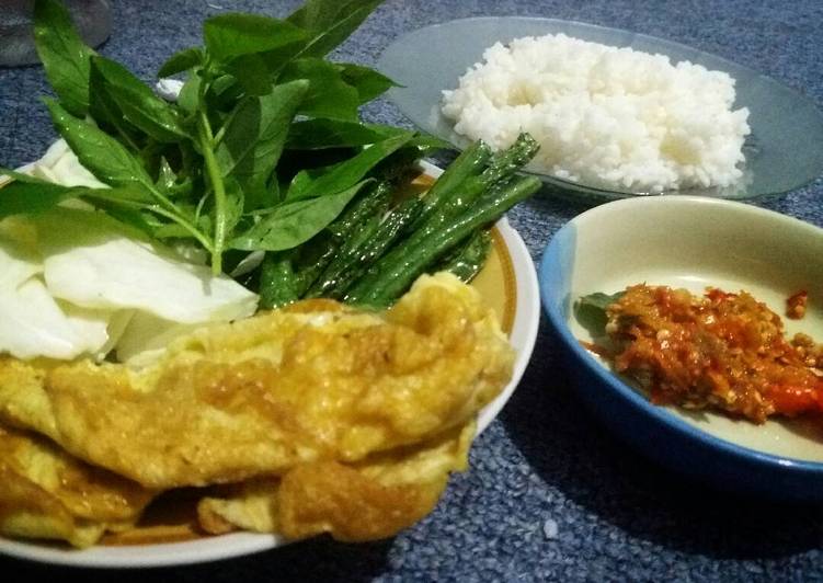 Resep Telur dadar sambel bawang Oleh Bundanya Aka