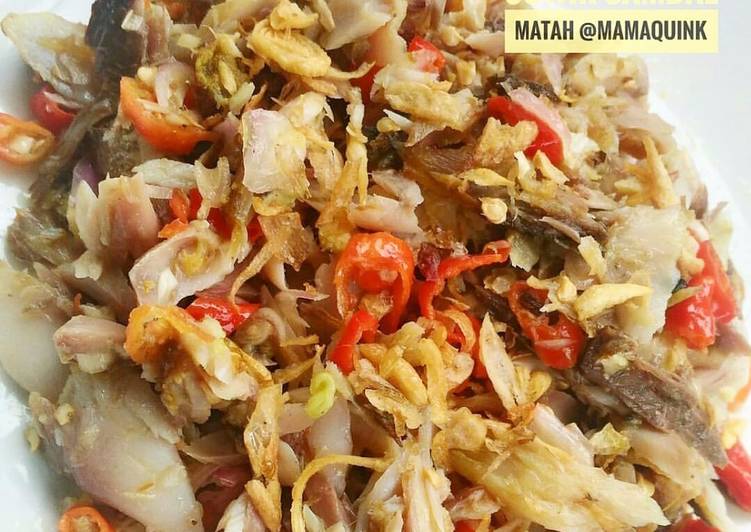 bahan dan cara membuat Ikan kembung suwir sambal matah