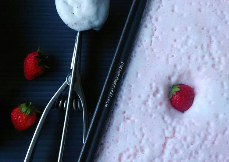 cara membuat Homemade Strawberry Ice Cream