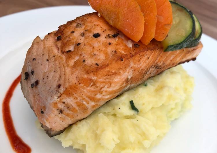 Resep Grill salmon + mash potato + stir fry wortel zucchini