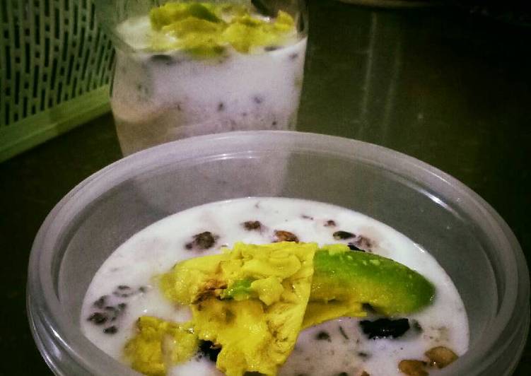 resep lengkap untuk Avocado with Choco Granola & Prune Yoghurt Overnight Oats