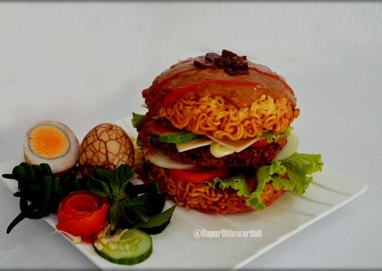 bahan dan cara membuat Burger Mie Instan Bumbu Pecel