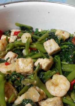 Tumis kangkung campur tahu dan udang