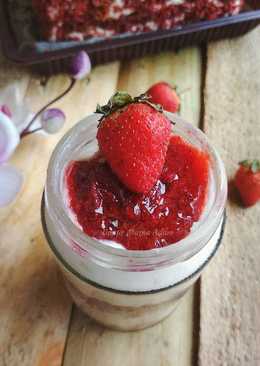 Strawberry Cheese Cake in a Jar