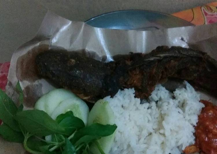 resep lengkap untuk Pecel Lele sambal dadak ala Sunda