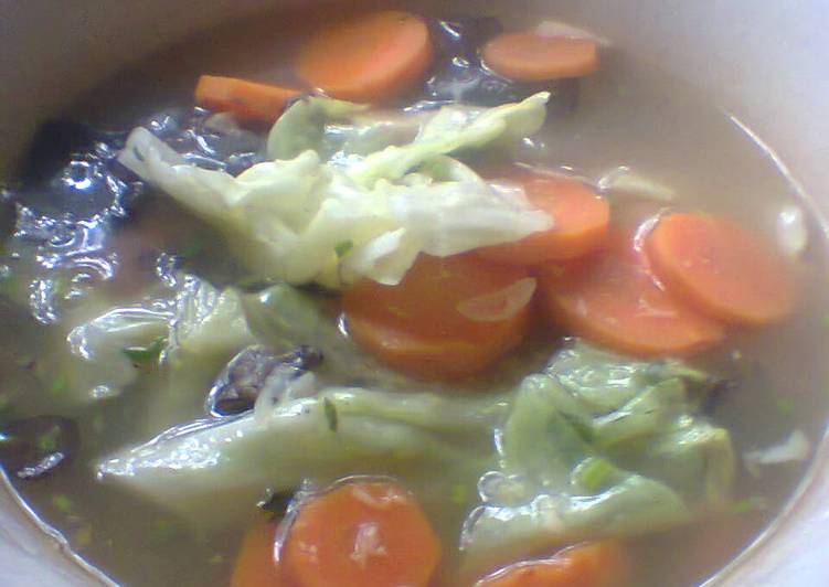 resep makanan Sop wortel+jamur kuping+kol