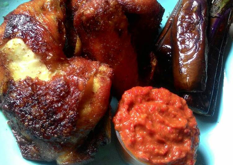 resep masakan Ayam goreng bumbu ungkep cocol sambal ulek dan terong bakar