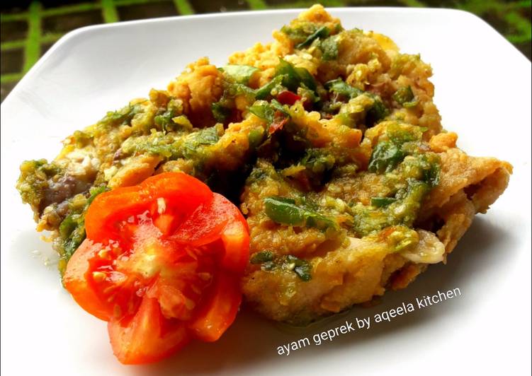  Resep  Ayam  geprek  pedess nampol oleh Aqeela Qeela Cookpad