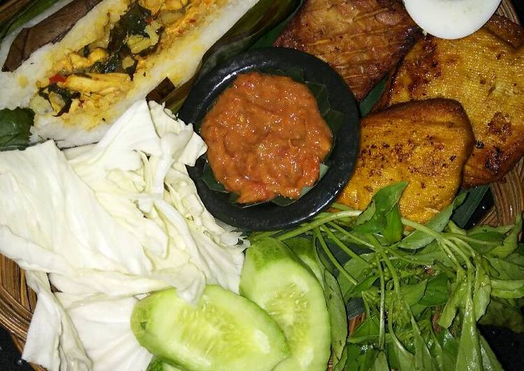 resep masakan Nasi Bakar Ayam Suwir Kemangi Bumbu Bali