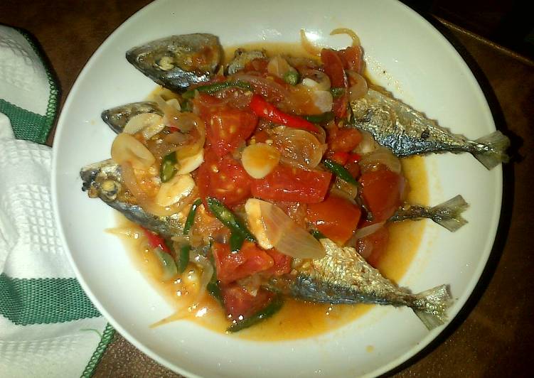 gambar untuk cara membuat Ikan Gembung Masak Cabe Tomat