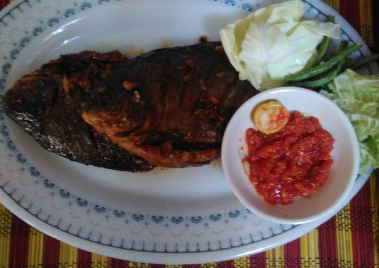 resep makanan Ikan goreng rasa bakar with sambel terasi segar