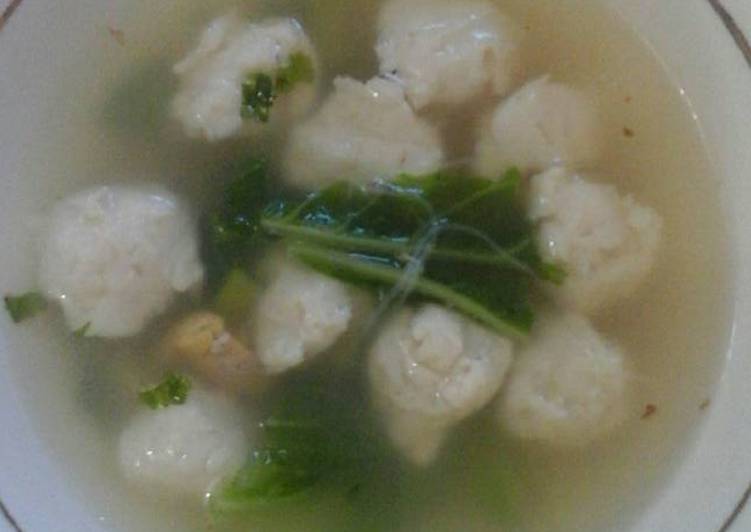 resep SOP baso Ikan bawal wth sawi putih