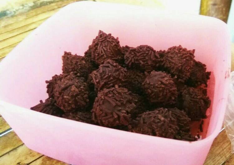 bahan dan cara membuat Bola-bola cokelat marie ala inay