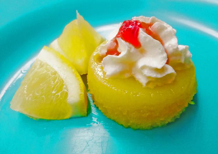 gambar untuk resep Cake Lemon Souffle Kukus dengan Saus Strawberry