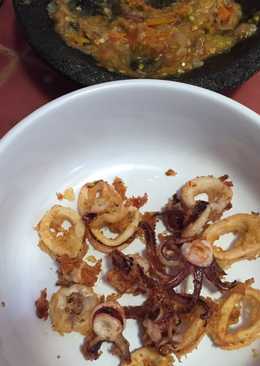 Cumi goreng tepung dan sambel terasi tomat matang ala anak kos