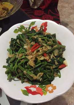 Tumis kangkung ikan asin rebon